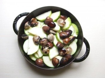 step5: 加入蛤蜊及一大匙水(可幫助絲瓜釋出水份),煮滾後蓋上鍋蓋煮約5分鐘