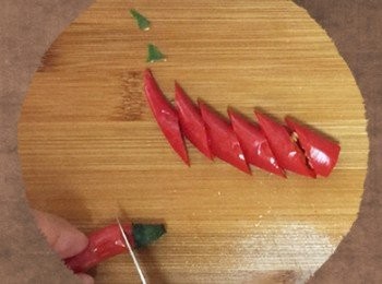 step5: 辣椒斜切備用。