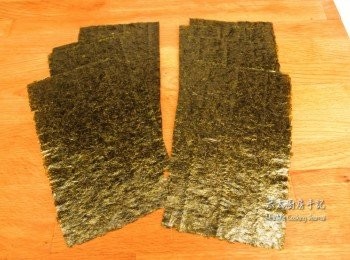 step2: 紫菜叠齊在一起，在較闊的一邊用剪刀分成兩半。