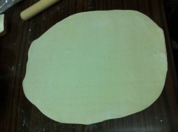 step5: 5)灑上高粉, 壓至麵團約3MM厚度