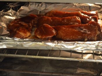 step7: 預熱烤箱240度。烤盤包上鋁箔紙，將醃好的梅頭肉放上，然後放入已預熱的烤箱烘烤10分鐘，翻另一面再烤10分鐘。