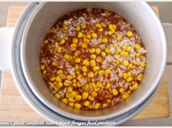 step4: 最後放入玉米粒，將所有<span class="group_1">食材</span>相互攪拌後，最後再用電鍋蒸煮成粥。