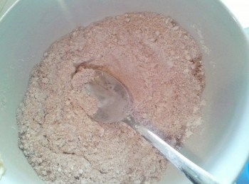 step1: 將麵粉，發粉，糖，鹽及可可粉拌勻