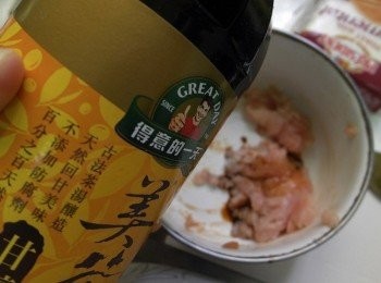 step2: 將雞絞肉用<span class="group_2">醃料</span>略醃一下，