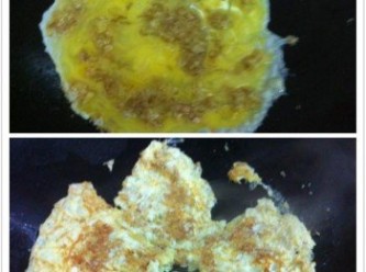 step3: 蛋打散，加入鍋內，用鏟子撥開蛋汁，前後煎至微焦，金黃色。