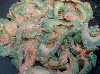 step4: 下苦瓜片兜炒，直至每片苦瓜能均勻地沾上鹹蛋黃碎。