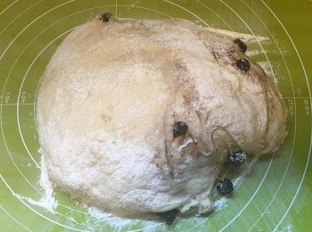 step4: 桌面灑上麵粉，放上粉團，粉團上都灑上麵粉。
（如果係整一大個麵包，將粉團放上鐵鑄鍋／焗盤上進行二發就得啦！）