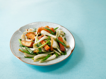 step5: 放入韭菜、甜豆和菜脯同炒，最後以蠔油調味，兜勻即成。