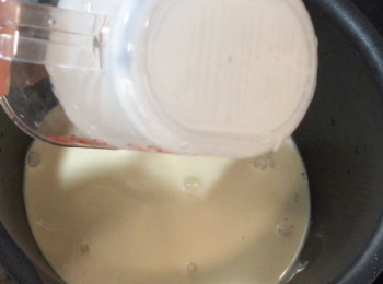 step7: <span class="group_3">椰汁糕</span>做法：
奶加糖慢火煮溶。