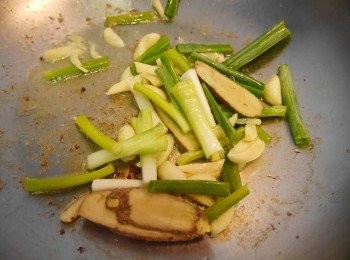 step4: *繼續爆炒蔥，薑，蒜。炒出蒜香。