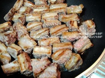 step2: 起鍋(不放油)，擺進牛肉，用「中大火」將表面略煎焦黃，鎖住肉汁，燉煮後口感更棒。(約8分鐘)