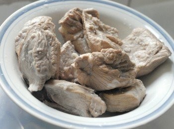 step1: 可用煲湯瘦肉，豬肉，豬後腿肉等。將豬肉煮熟，然後瀝乾水份