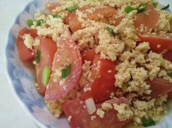 step4: 最後，放入蔥珠，即可盛盤享用有「黃金卵」美譽的蕃茄飛魚卵蛋【澎湖野生水產】。