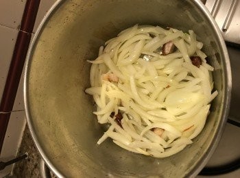 step1: 先把所有<span class="group_1">食材</span>準備好, 先把洋蔥用中火爆香, 然後放入蕃茄