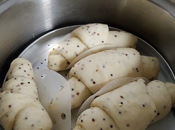 step6: (剛捲好即將再到發酵)
放置在密封的地方再度發酵大約35分鐘