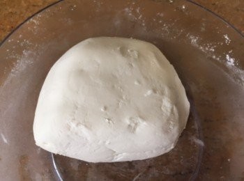 step1: 1)100G粘米粉+澄麵及水用慢火煮到變麵團關火再續少加入餘下粘米粉搓成不沾手的麵團用保鮮紙包好休息30分鐘