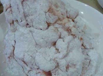 step2: 将腌好的鸡腿肉沾上煎炸粉待用。