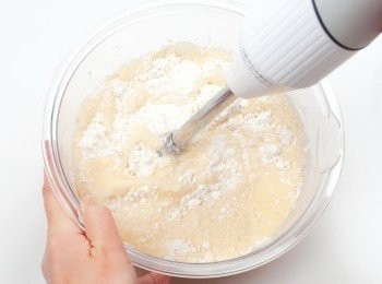 step3: 加入粉類，用電動攪拌棒（或手持式攪拌器）充分攪拌至沒有結塊、呈滑順狀為止。