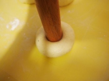 step5: 醒麵後再拍扁滾圓用麵棍喺麵團中有壓個洞