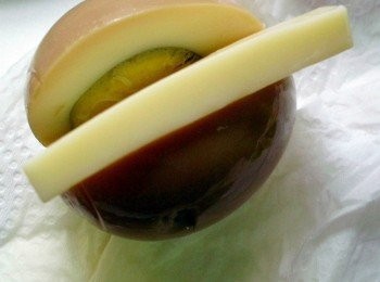 step3: 將<span class="group_4">滷蛋</span>中間切半，但請勿切斷!