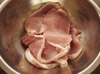 step1: 豬排洗淨瀝乾，稍微淺淺切幾刀（不要切斷）或者用刀背拍一下。我讓菜市場的師傅切得比較薄，所以就沒有處理，炸出來還是挺嫩的。