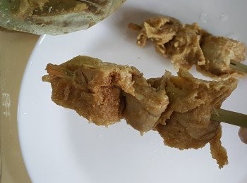 step6: 將烤麩用竹籤穿起成串燒。