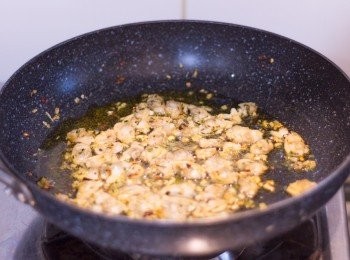 step4: 加入已洗淨之蛤蜊肉及香芹碎同炒約 3 分鐘