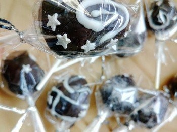 step6: 取出蛋糕，把蛋糕放入已溶朱古力，讓蛋糕球完全沾滿朱古力再垂直取出。如有多餘的朱古力漿可以手輕輕拍打另一隻手，使多餘的朱古力漿自己滴走。