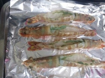 step2: 背部剪開，挑腸，再由背部切開一分為二