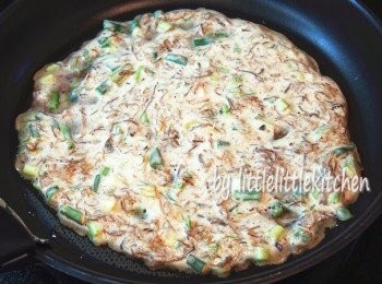 step1: 鬆餅粉加入識量水份拌勻，加入蔥碎和肉鬆