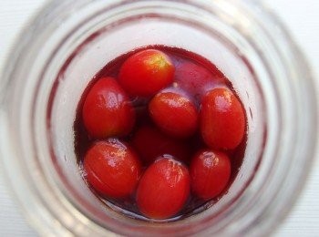 step6: 將紅酒醬汁及去皮蕃茄置入容器內冷藏入味。