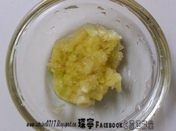 step3: 辣椒乾洗淨切絲，蒜頭洗淨除衣磨茸，落下牛油及海鮮粉攪均。