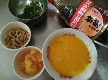 step2: 將蛋打散的碗加入半包的飛魚卵【澎湖野生水產】、菜脯、青蔥、少許的醬油【<span class="group_2">金蘭</span>】、糖，全部一起混合拌勻，【<span class="group_2">金蘭</span>醬油對甘醇始終如一的堅持，採透明瓶裝醬油，讓品質清楚看得見。】
