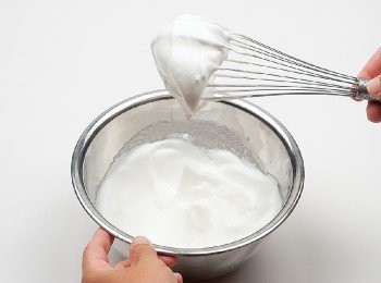 step2: 將鹽放入事先冷卻的蛋白中，以打蛋器打發。打至7分發時加入砂糖、檸檬汁，繼續打發至立起尖角，製作堅挺的蛋白霜。