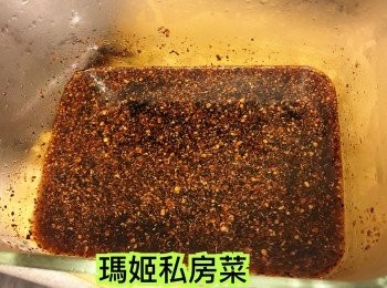 step8: 因我鐘意勁辣，我加左5匙羹泰國辣椒粉😜