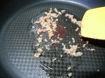 step4: 先用少許油爆香蝦米