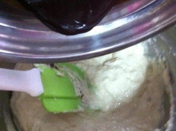 step3: 然後倒入巧克力醬