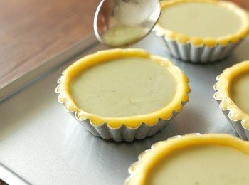 step16: 用匙羹去除表面的氣泡。