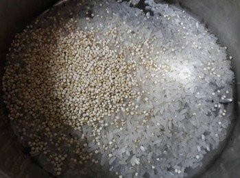 step2: 白米和藜麥放入鍋子中洗淨
