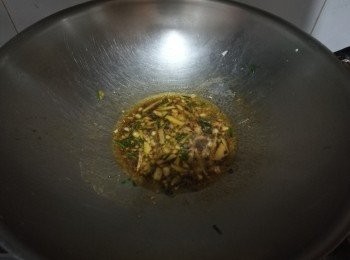 step9: 倒下混合好的調味料在鑊裏，翻炒幾下。