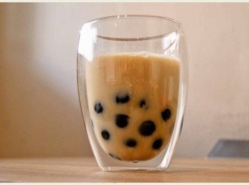 step3: 將豆漿直接倒入已放入黑木耳QQ圓(咖啡)的玻璃杯中。