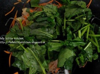 step5: 加入菠菜炒熟，再將調味汁料倒入。