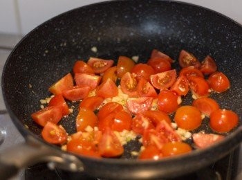 step4: 轉到細火，加入蕃茄略炒繼續煮