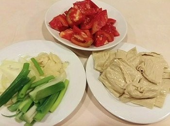 step1: 備妥<span class="group_1">食材</span>
豆皮切正方塊 蕃茄切塊
蒜片 洋蔥切絲
青蔥切段