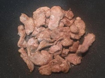 step3: 炒鍋加熱後放入少許油，下小里肌肉片煎上色。