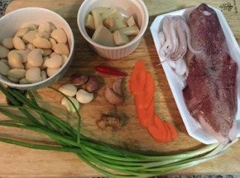 step1: 皇帝豆去皮（喜歡吃皮的可以不去）；醃筍切片，洗淨後用滾水燙過；中卷清洗乾淨撕去表面上透明的薄膜。蔥、蒜、薑、辣椒洗淨。