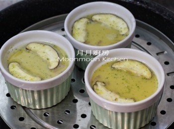 step14: 注入西蘭花蛋汁至9成滿。