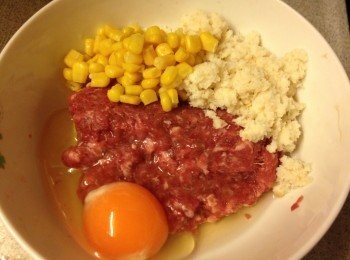 step3: 將粟米, 雞蛋, 麵包糠加入免治肉中攪勻, 醃15分鐘
