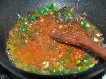 step7: 另外用一小匙油放入蔥花及木耳稍微拌炒，再將調理包倒入鍋加熱滾煮