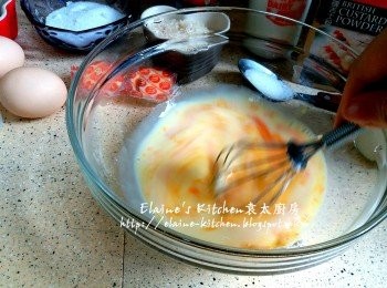 step2: 將餘下的150ml鮮奶放入煲內 , 加入花奶 , 砂糖及牛油拌勻